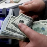 Dólar tem leve baixa, mas caminha para fechar 2024 com alta acumulada de 27%