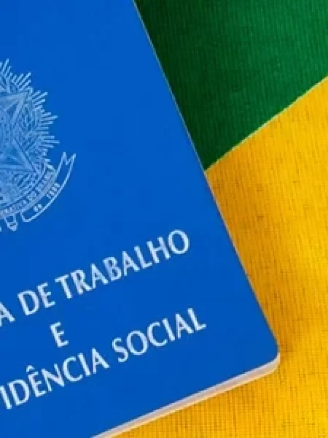 Imagem de uma carteira de trabalho e previdência social do Brasil sobre um fundo com a bandeira nacional, representando direitos trabalhistas e sociais.