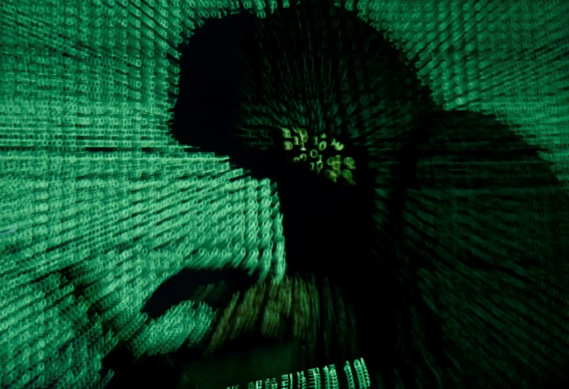 Imagem abstrata representando um hacker em ação, envolto por números em verde, simbolizando programação e tecnologia.