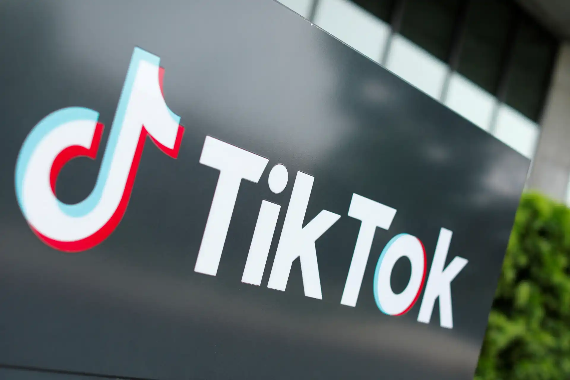 Logotipo da TikTok exibido em uma placa. A imagem representa a marca que revolucionou o compartilhamento de vídeos curtos e se tornou um fenômeno global.