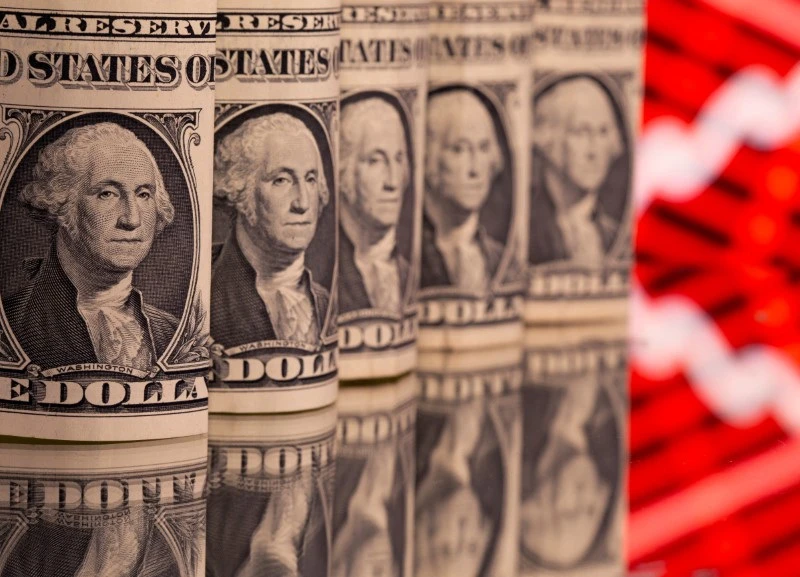 Notas de dólar americano, destacando a face de George Washington. A imagem reflete a importância da moeda nos mercados financeiros e sua influência na economia global.