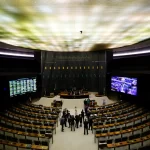 Câmara aprova regulamentação da reforma tributária e restabelece taxação de refrigerantes