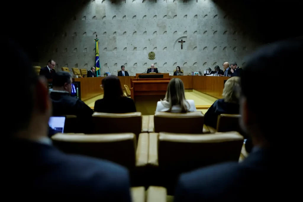 Reunião do Supremo Tribunal Federal do Brasil, com ministros em debate em um ambiente institucional e formal, evidenciando a importância do judiciário.