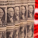Dólar sobe em linha com o exterior diante de apostas de afrouxamento menor pelo Fed