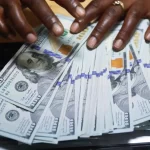 Dólar caminha para queda de 2% na semana com mercado de olho em IPCA e dados de emprego nos EUA