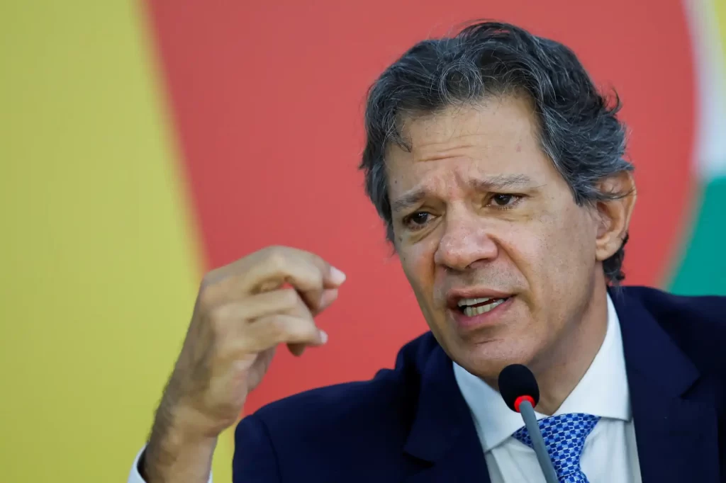 Fernando Haddad durante coletiva de imprensa, focando em temas políticos e sociais em Brasília, com expressões de firmeza e determinação.