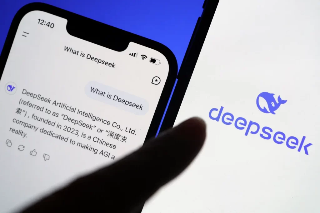 Imagem mostrando um smartphone exibindo a interface do DeepSeek, um serviço de inteligência artificial que se apresenta como uma companhia dedicada ao desenvolvimento de AGI.