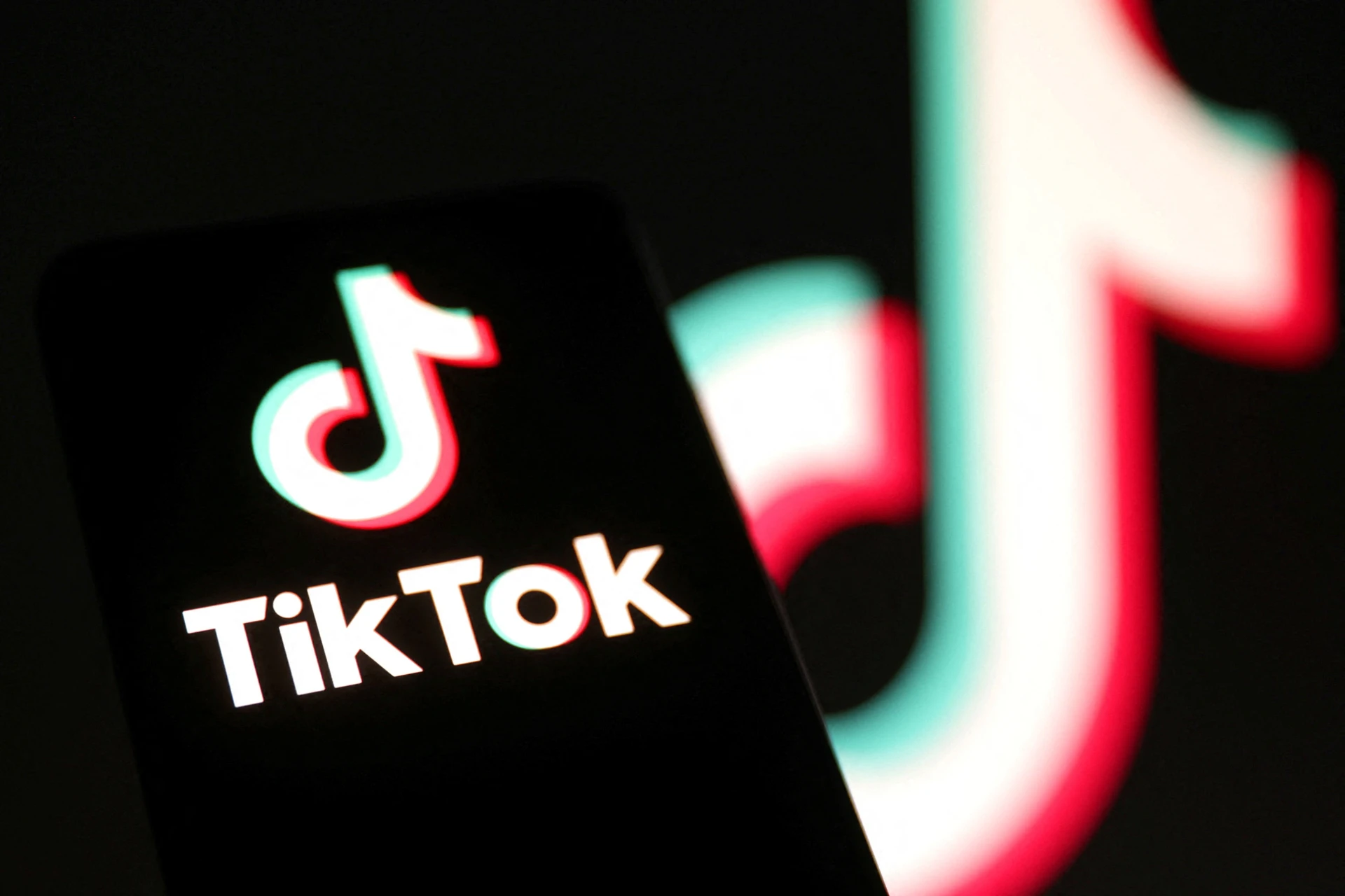 Imagem mostrando o logotipo do aplicativo TikTok em um smartphone, representando sua popularidade e influência nas redes sociais.