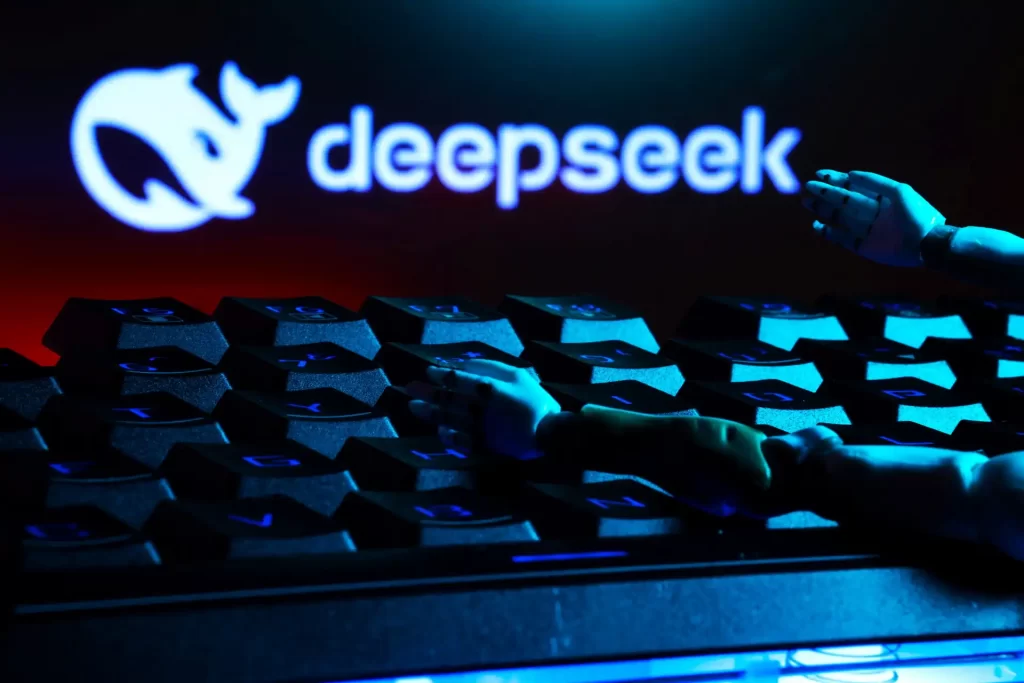 Imagem ilustrativa do logo da Deepseek com teclado iluminado, representando tecnologia e inovação em busca de dados.