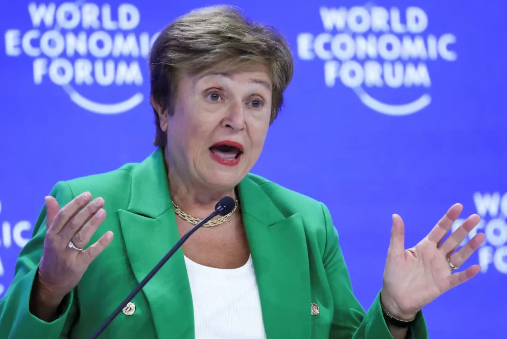 Kristalina Georgieva durante sua apresentação no Fórum Econômico Mundial, enfatizando temas de economia global e crescimento sustentável.