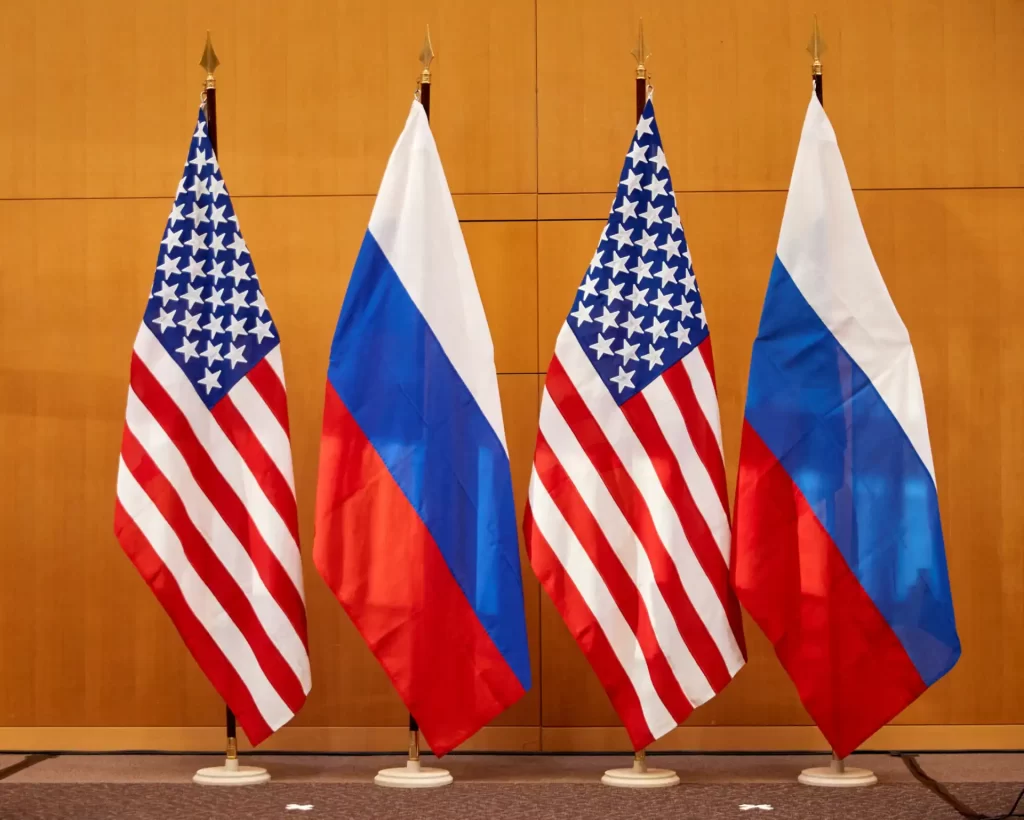 Imagem com as bandeiras dos Estados Unidos e da Rússia em exibição, simbolizando a relação entre os dois países. Importante para discussões políticas e diplomáticas.