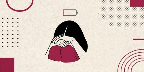 Ilustração de uma pessoa com as pernas abraçadas, simbolizando esgotamento emocional e falta de energia, com um ícone de bateria descarregada no fundo.
