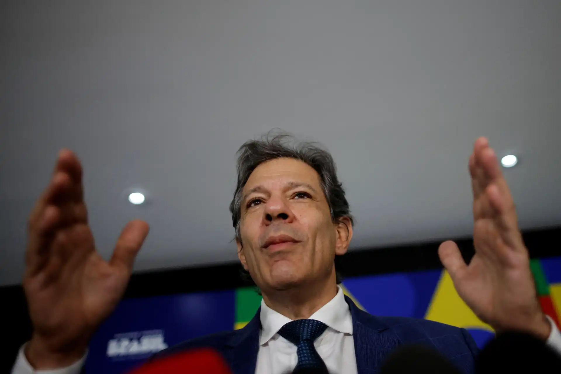 Haddad discute novas propostas em coletiva, evidenciando a importância da educação e políticas públicas para o desenvolvimento do Brasil.