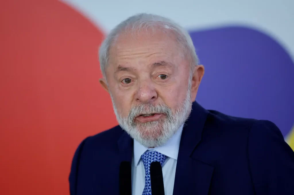 Lula da Silva em uma conferência, discutindo temas relevantes para o Brasil. O ex-presidente apresenta suas ideias com entusiasmo e clareza.