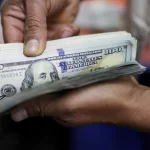 Dólar sobe em linha com emergentes em meio a temores de guerra comercial após tarifas de Trump