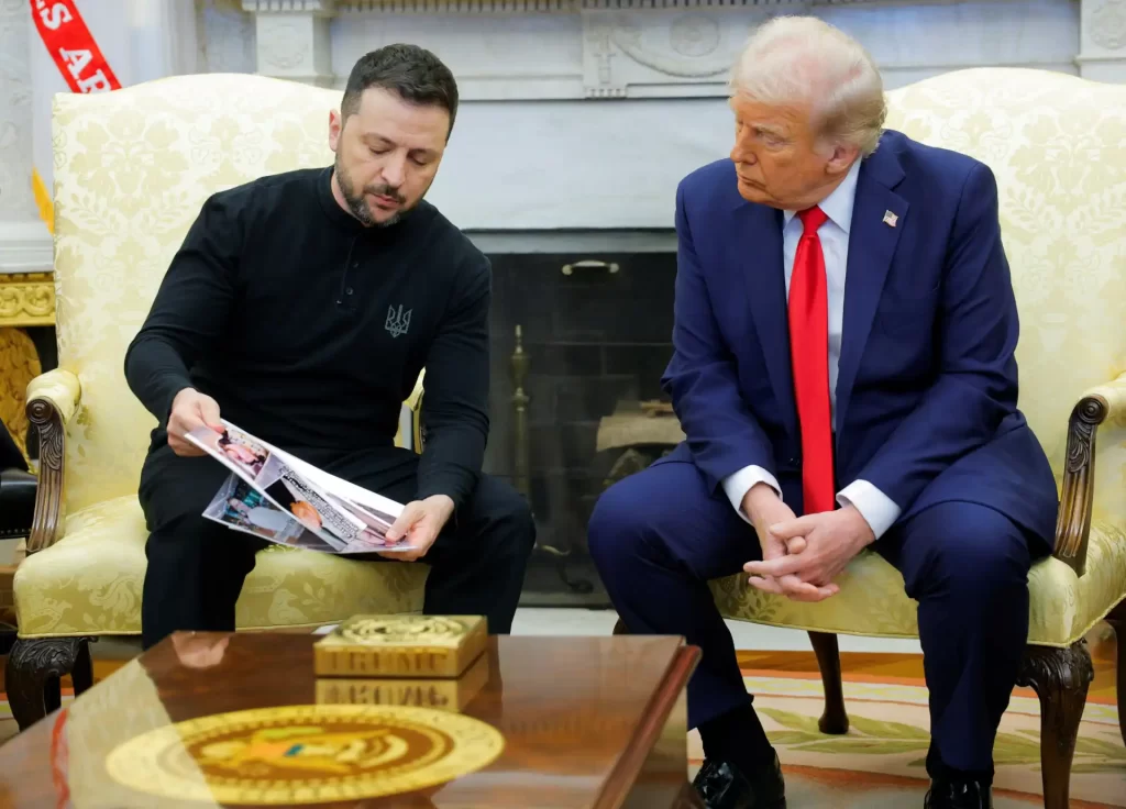 Reunião entre líderes mundiais, um homem mostrando fotos para o outro enquanto discutem em um ambiente formal. A imagem reflete a importância da diplomacia.