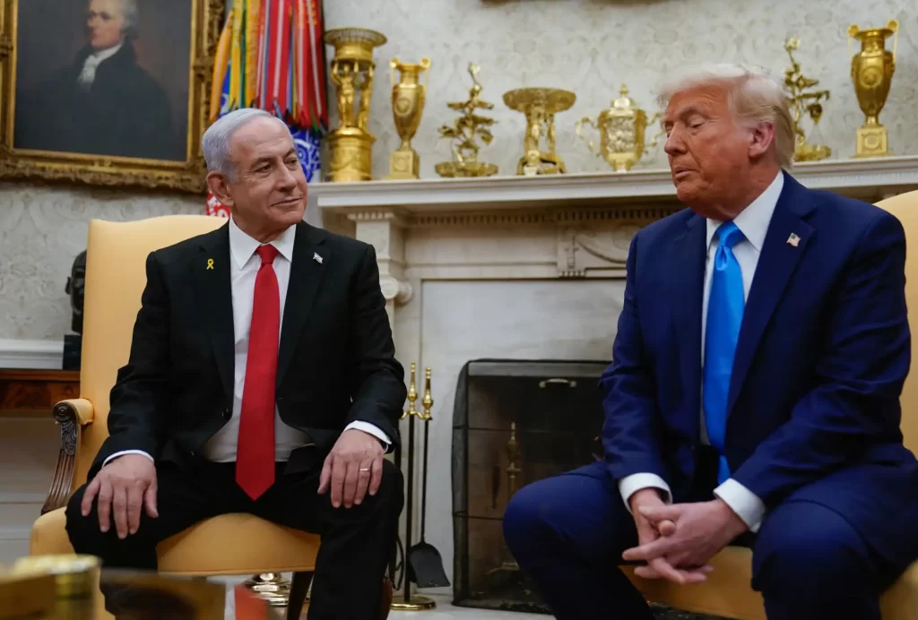 Reunião no Salão Oval entre os líderes Donald Trump e Benjamin Netanyahu, discutindo assuntos diplomáticos.