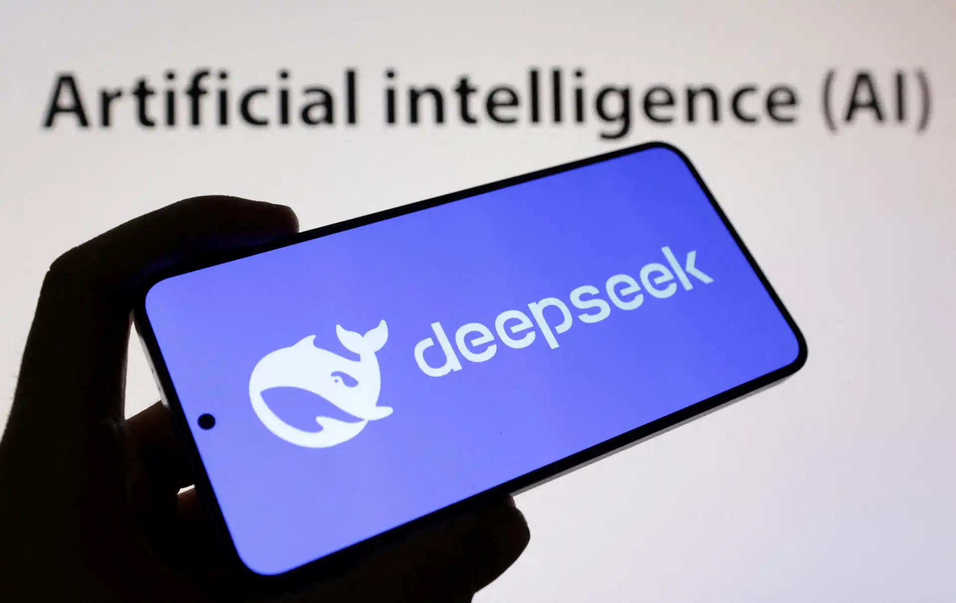 Imagem de um smartphone exibindo o logotipo da Deepsk, enquanto ao fundo aparece a frase 'Inteligência Artificial (IA)'.