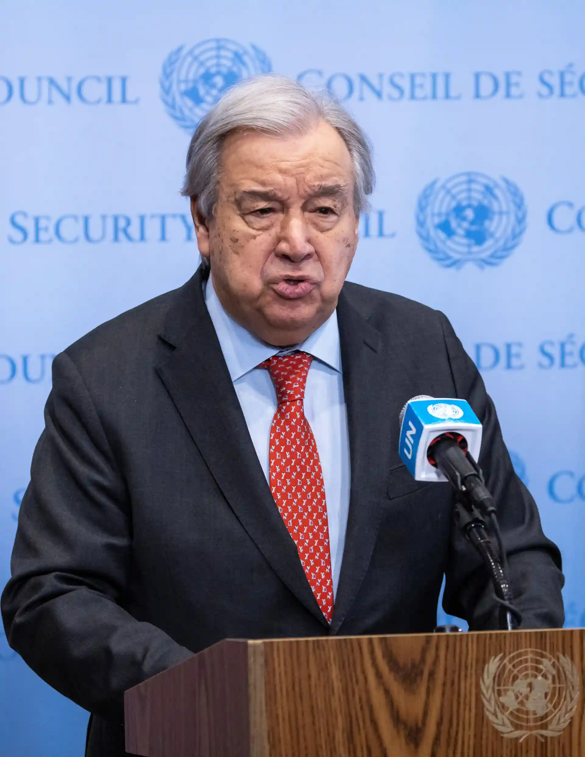 Antonio Guterres, Secretário Geral da ONU, fala em coletiva no Conselho de Segurança sobre questões globais importantes e a necessidade de cooperação internacional.
