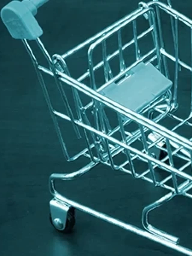 Story Carrinho de compras e martelo de juiz simbolizando o comércio e a legislação, elementos fundamentais em processos de compras e vendas online.