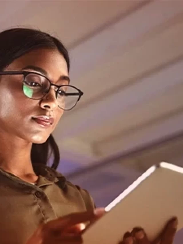 Story Mulher usando tablet em ambiente com iluminação suave, demonstrando concentração e uso da tecnologia moderna. Uma imagem que destaca a interação com dispositivos digitais na vida cotidiana.