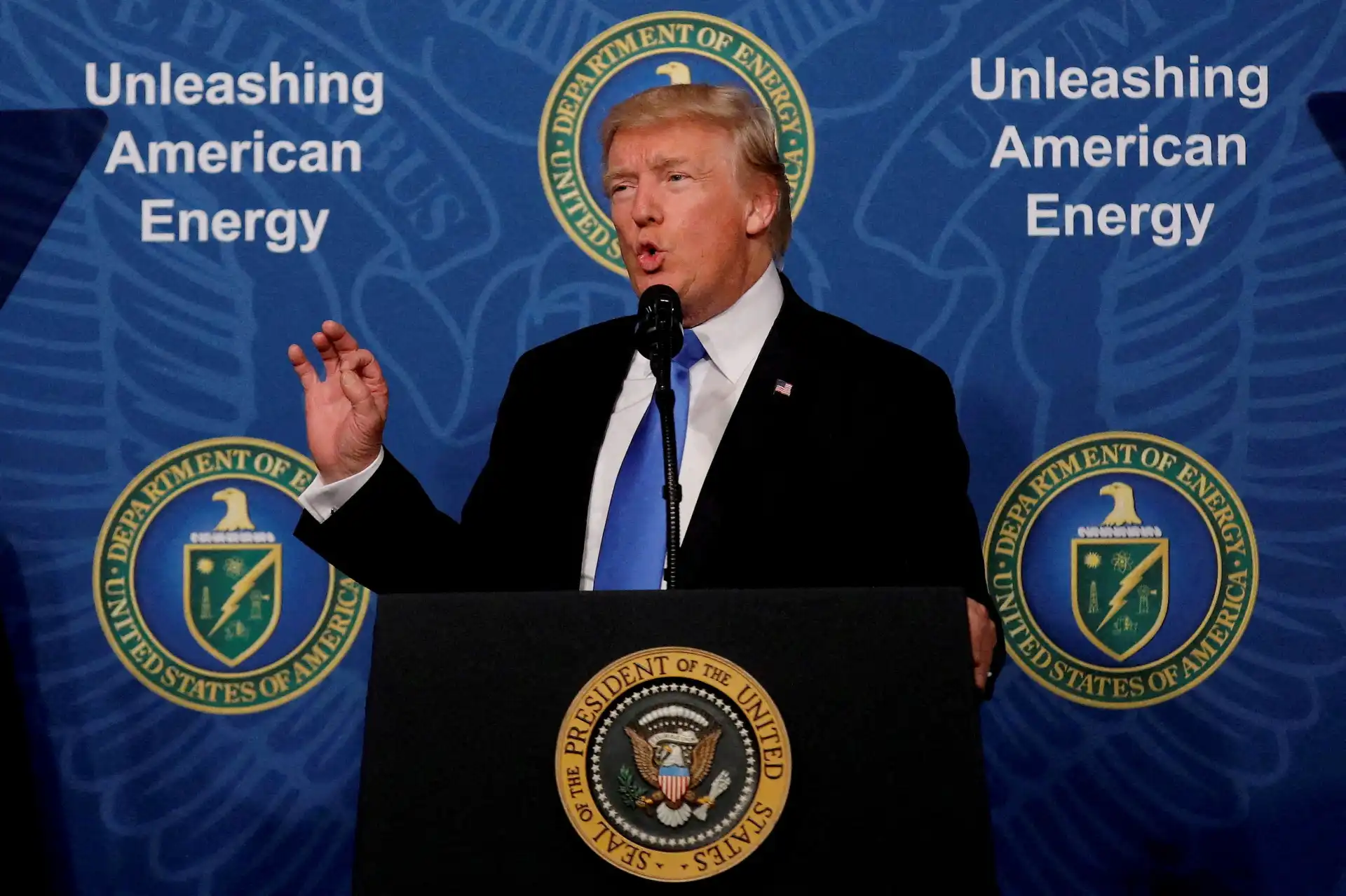 Donald Trump durante discurso sobre energia americana, enfatizando a libertação do potencial energético dos Estados Unidos em evento no Departamento de Energia.