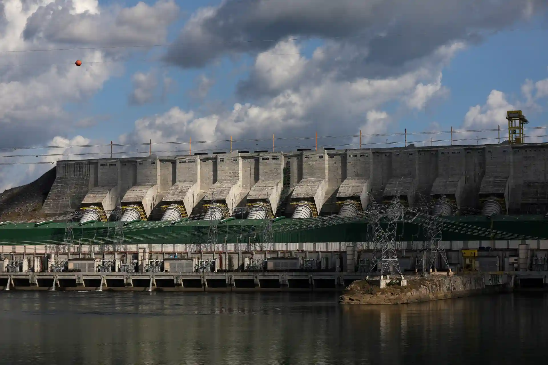 Represa hidroelétrica com usinas geradoras de energia, projetada para maximizar a eficiência na produção de eletricidade e abastecer a região.