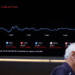 Ibovespa abre com sinal negativo em dia de vencimento de opções
