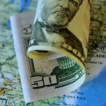 Dólar tem leve alta com incerteza sobre política tarifária dos EUA