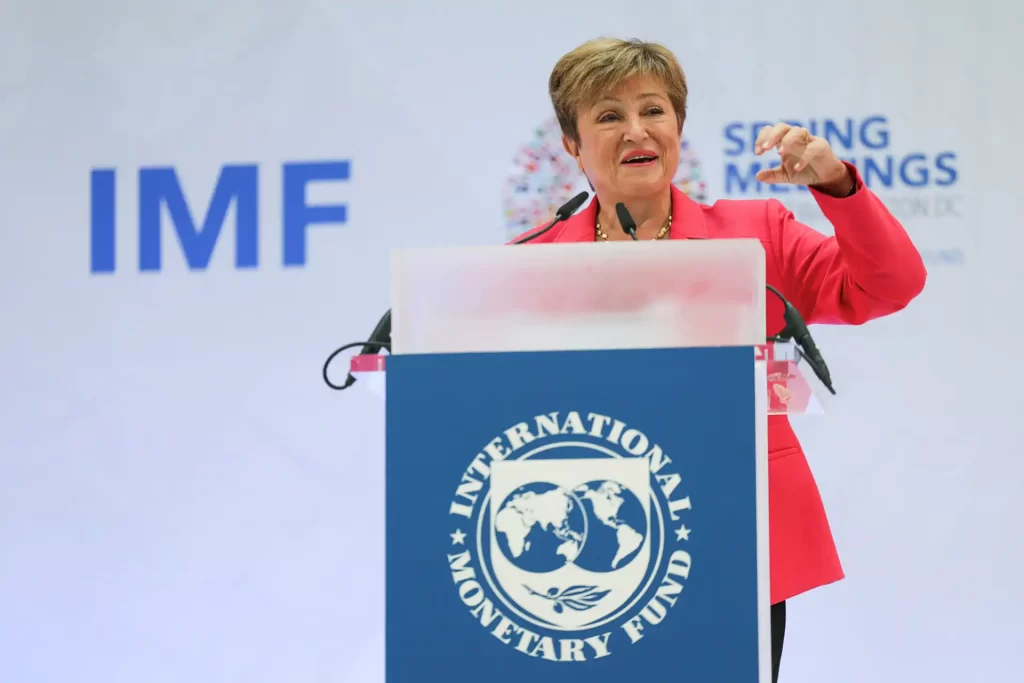 A diretora do Fundo Monetário Internacional discursa em evento, destacando a importância de políticas econômicas globais e discussões sobre o futuro financeiro.