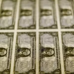 Dólar recua em linha com perdas no exterior em meio à incerteza tarifária