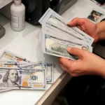 Dólar recua com expectativa de negociações sobre tarifas dos EUA