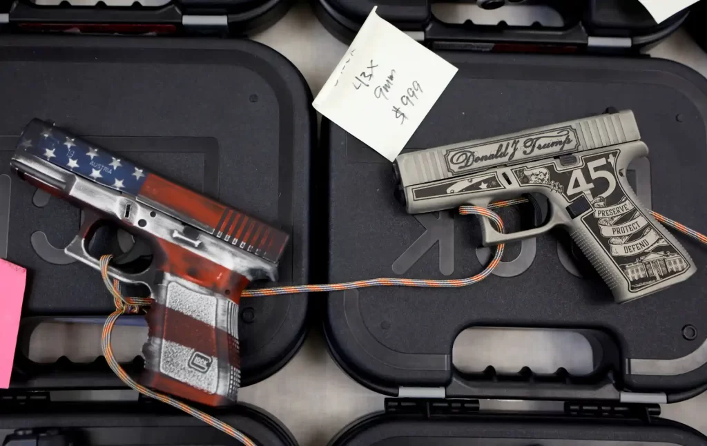 imagem de pistolas decoradas com temas patrióticos e personalizados, disponível em loja de armas