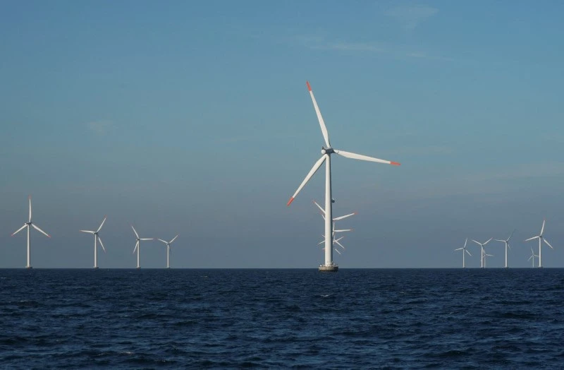 Imagem de turbinas eólicas em uma paisagem marítima, representando a energia renovável e a sustentabilidade. Vários aerogeradores são visíveis ao fundo, destacando a importância da geração de energia limpa.