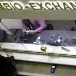 Dólar tem leve alta enquanto investidores aguardam acordos comerciais e decisões de BCs