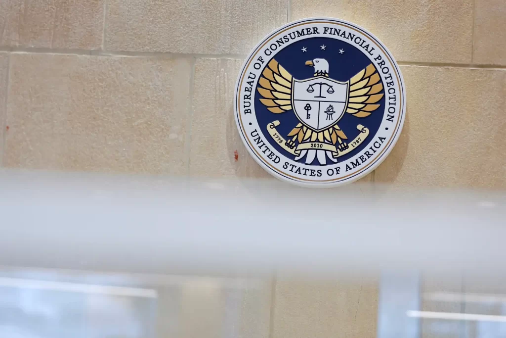 Emblema do Bureau of Consumer Financial Protection, símbolo da proteção ao consumidor nos Estados Unidos, com elementos visuais significativos como águia e balança.