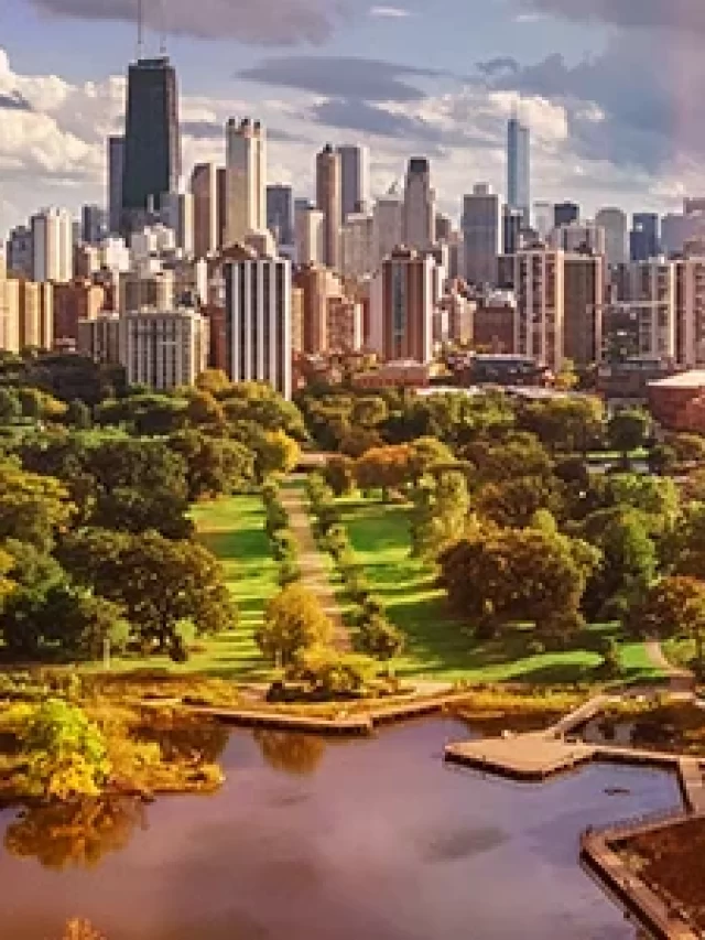 Story Vista panorâmica do skyline de Chicago, com parques e lagos na parte inferior, destacando a beleza urbana e natural da cidade.