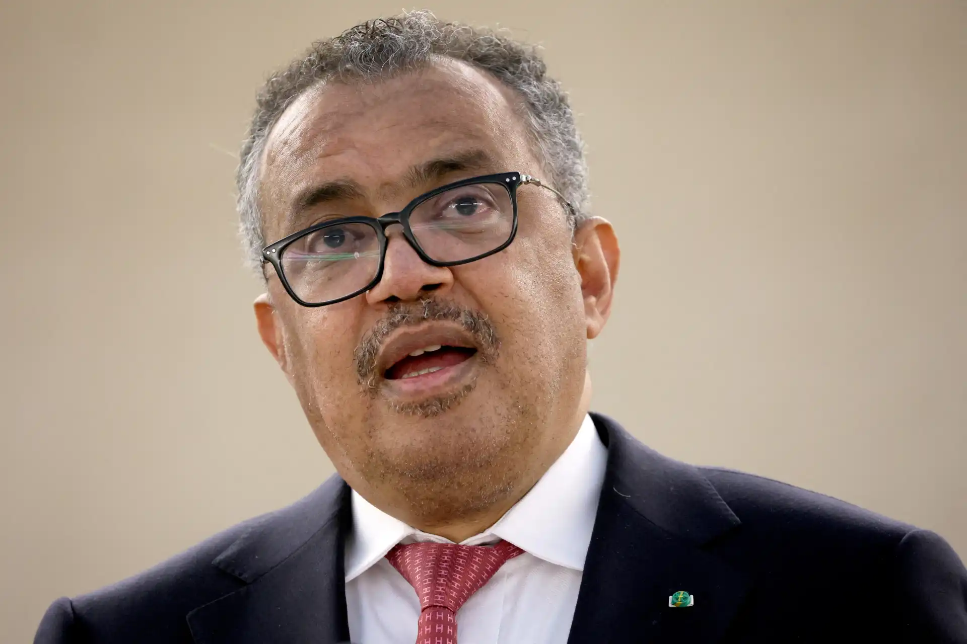 Dr. Tedros Adhanom Ghebreyesus, diretor-geral da OMS, falando sobre saúde pública e políticas médicas em evento.
