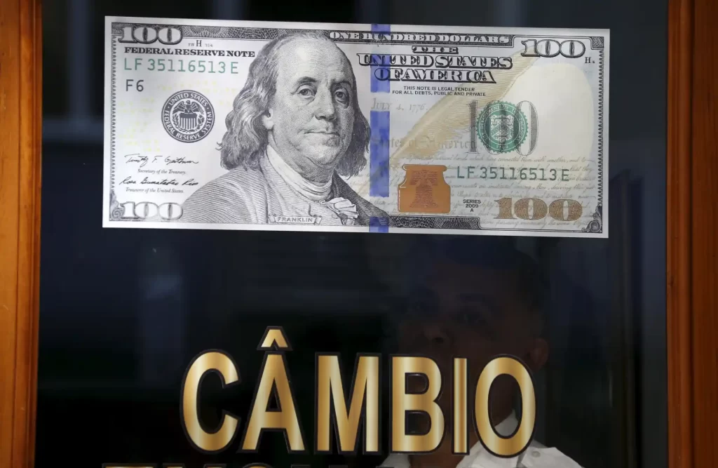 Nota de cem dólares dos Estados Unidos em uma loja de câmbio. O dólar americano é uma moeda importante no mercado financeiro global.