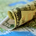 Dólar tem leve alta após rebaixamento dos EUA e com tarifas em foco