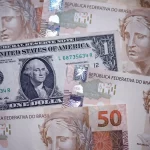 Dólar acompanha exterior e cai ante o real após tribunal bloquear tarifas dos EUA