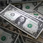 Dólar recua com bloqueio de tarifas de Trump e decreto do IOF em foco