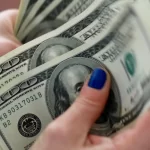 Dólar ronda estabilidade com tensões EUA-China e decisões de BCs em foco
