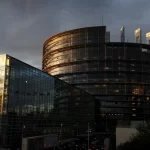 Parlamentares da UE decidem acelerar metas mais brandas de emissão de CO2 para carros