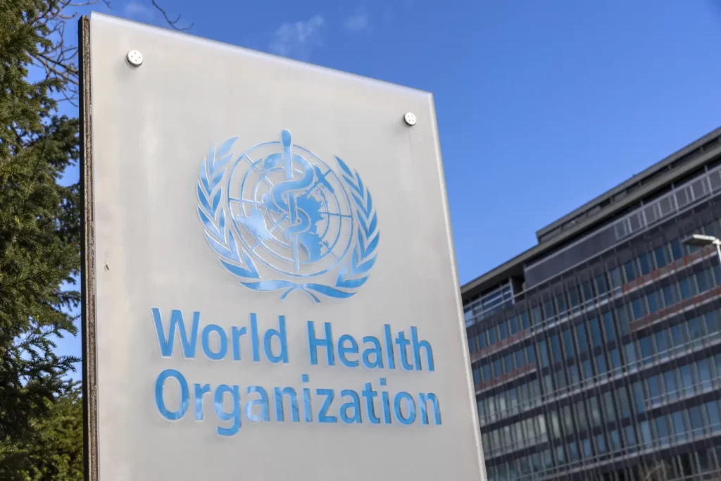 Placa da Organização Mundial da Saúde (OMS), destacando sua missão de promover a saúde global e combater doenças em todo o mundo.