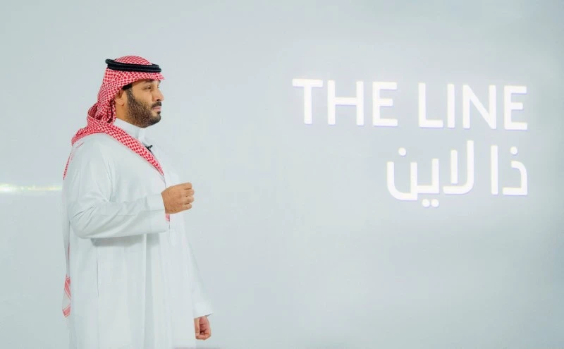 O príncipe Mohammed bin Salman apresentando o projeto THE LINE, uma cidade futurista da Arábia Saudita que promete inovação e sustentabilidade.