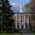 Harvard processa governo Trump por bloquear matrícula de estudantes estrangeiros