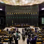 Câmara aprova projeto que garante isenção de IR em 2025 para quem ganha até R$3.036