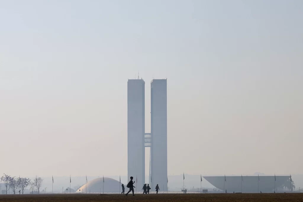 Imagem do Congresso Nacional do Brasil, com destaque para as duas torres gêmeas na Praça dos Três Poderes, Brasília, símbolo da política brasileira.
