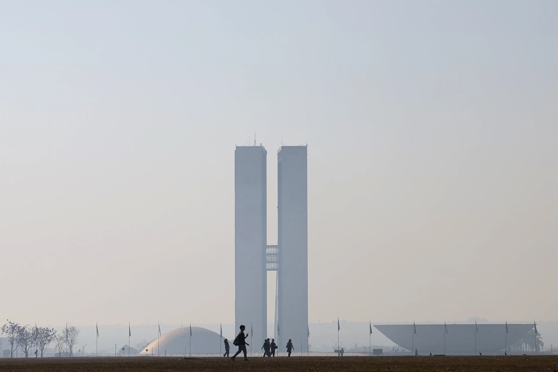 Imagem do Congresso Nacional do Brasil, com destaque para as duas torres gêmeas na Praça dos Três Poderes, Brasília, símbolo da política brasileira.